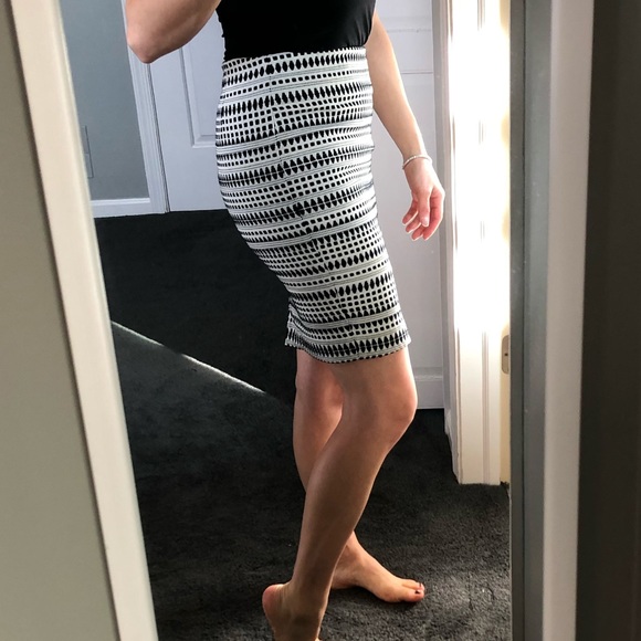 LIKE NEW 00P LOFT Skirt - woven & lined - Picture 3 of 12